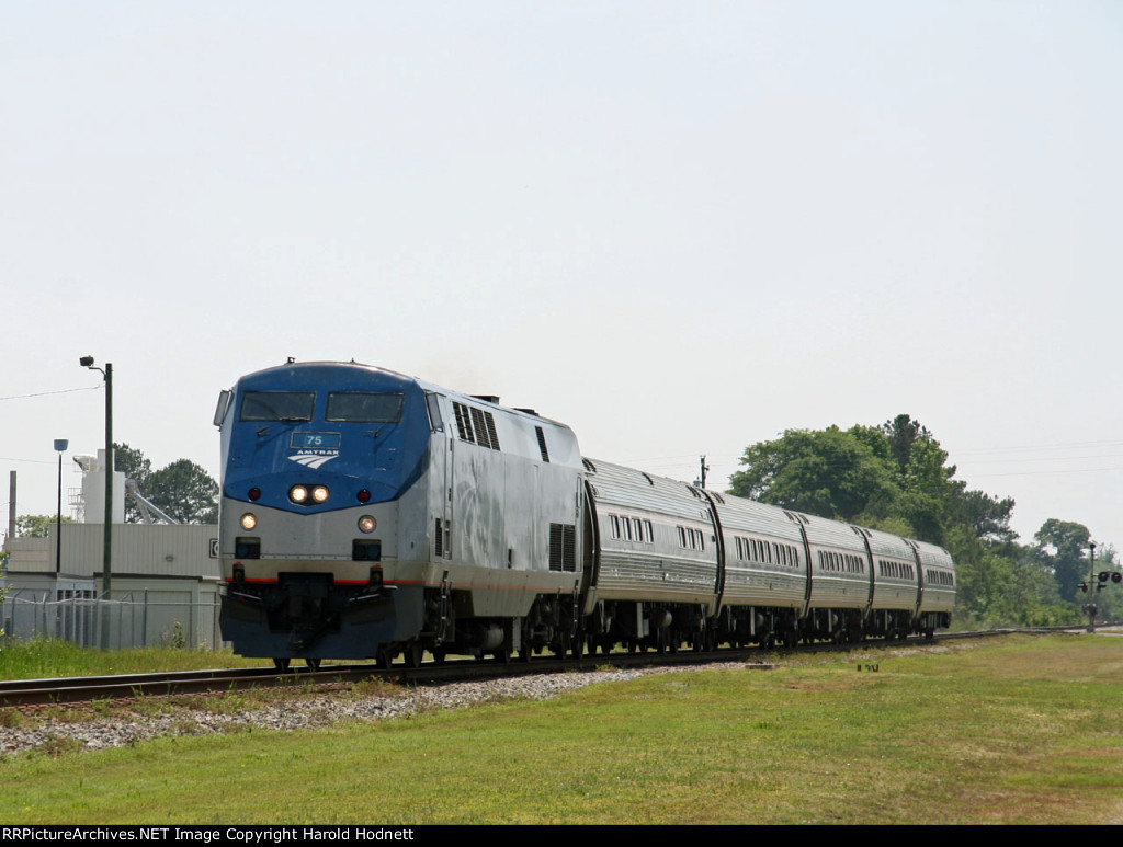 AMTK 75 leads train P090 northbound